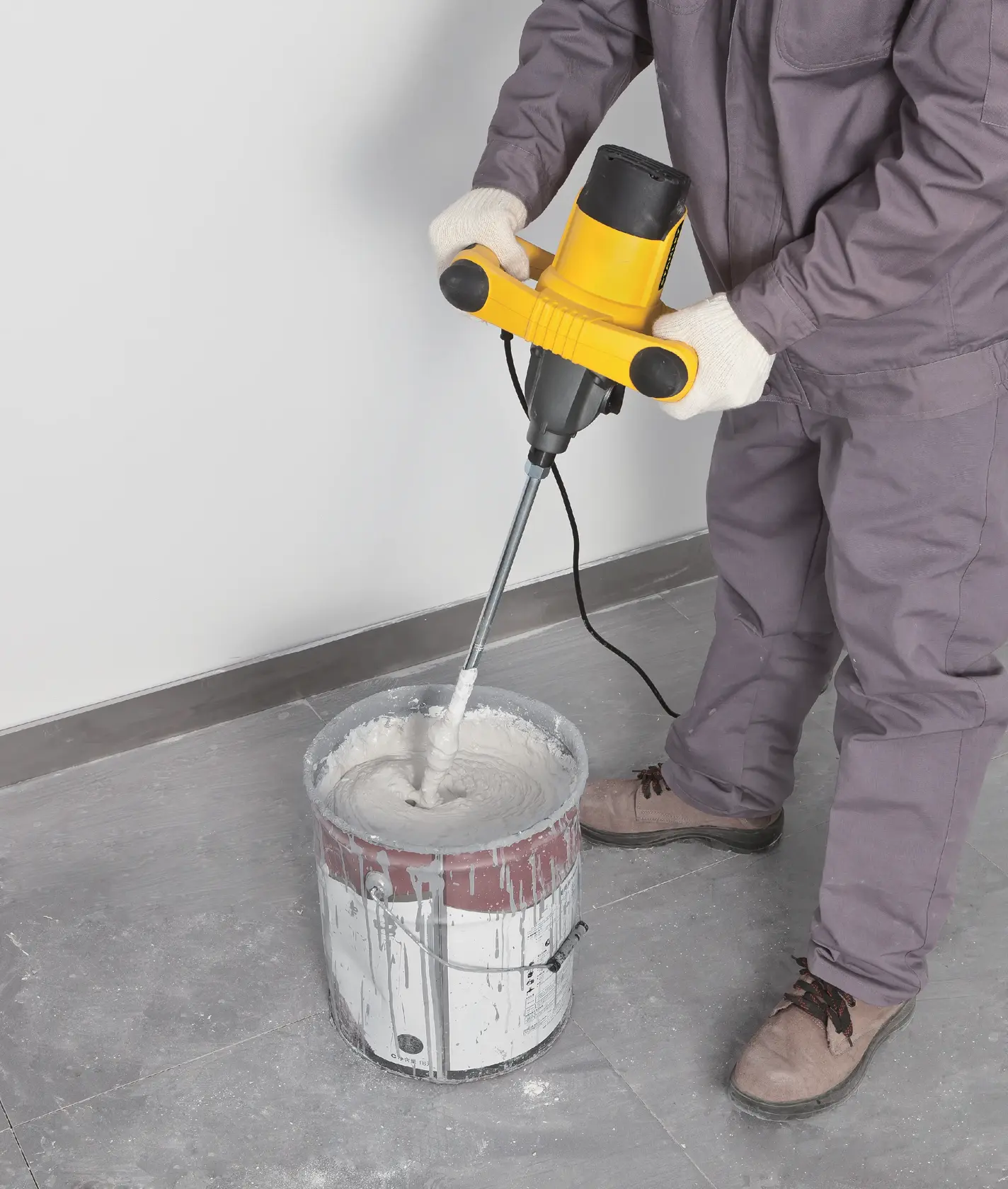 STANLEY SDR1400-KR mezcladora utilizada para mezclar pintura en un balde metálico, toma cercana desde arriba, interior.
