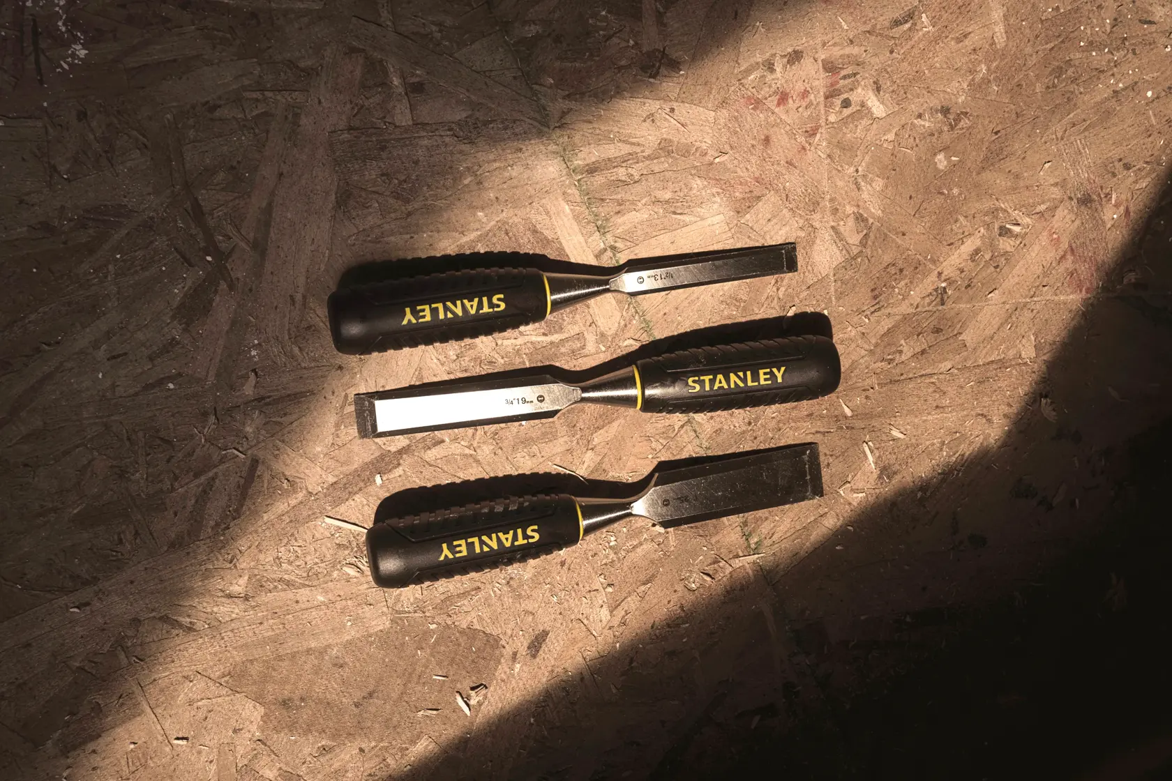 Fotografía del juego de cinceles STANLEY STHT16727 con mangos negros sobre superficie de madera.