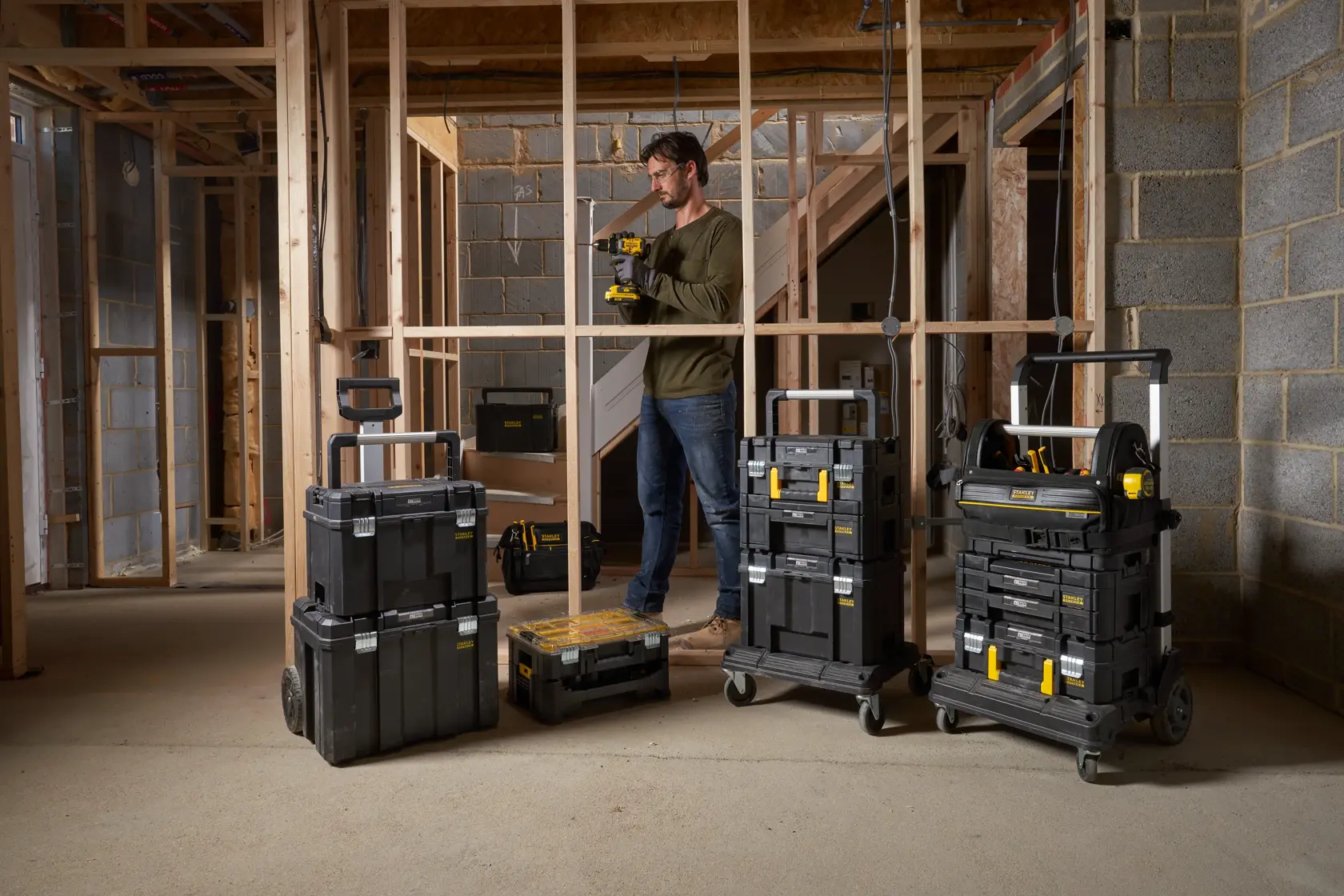 STANLEY FMST82967-9 cajas de almacenamiento rodantes en obra, varias unidades apiladas con asas.
