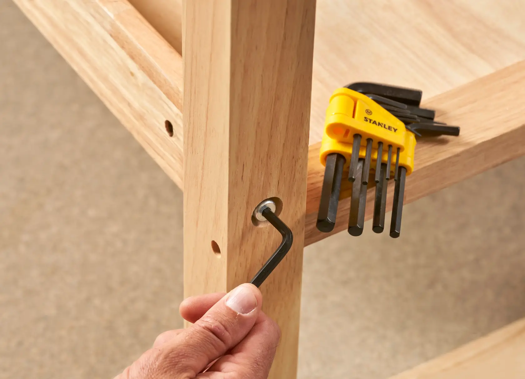 STANLEY 0-69-253 juego de llaves hexagonales, soporte amarillo, llaves negras, montaje mueble de madera, vista lateral