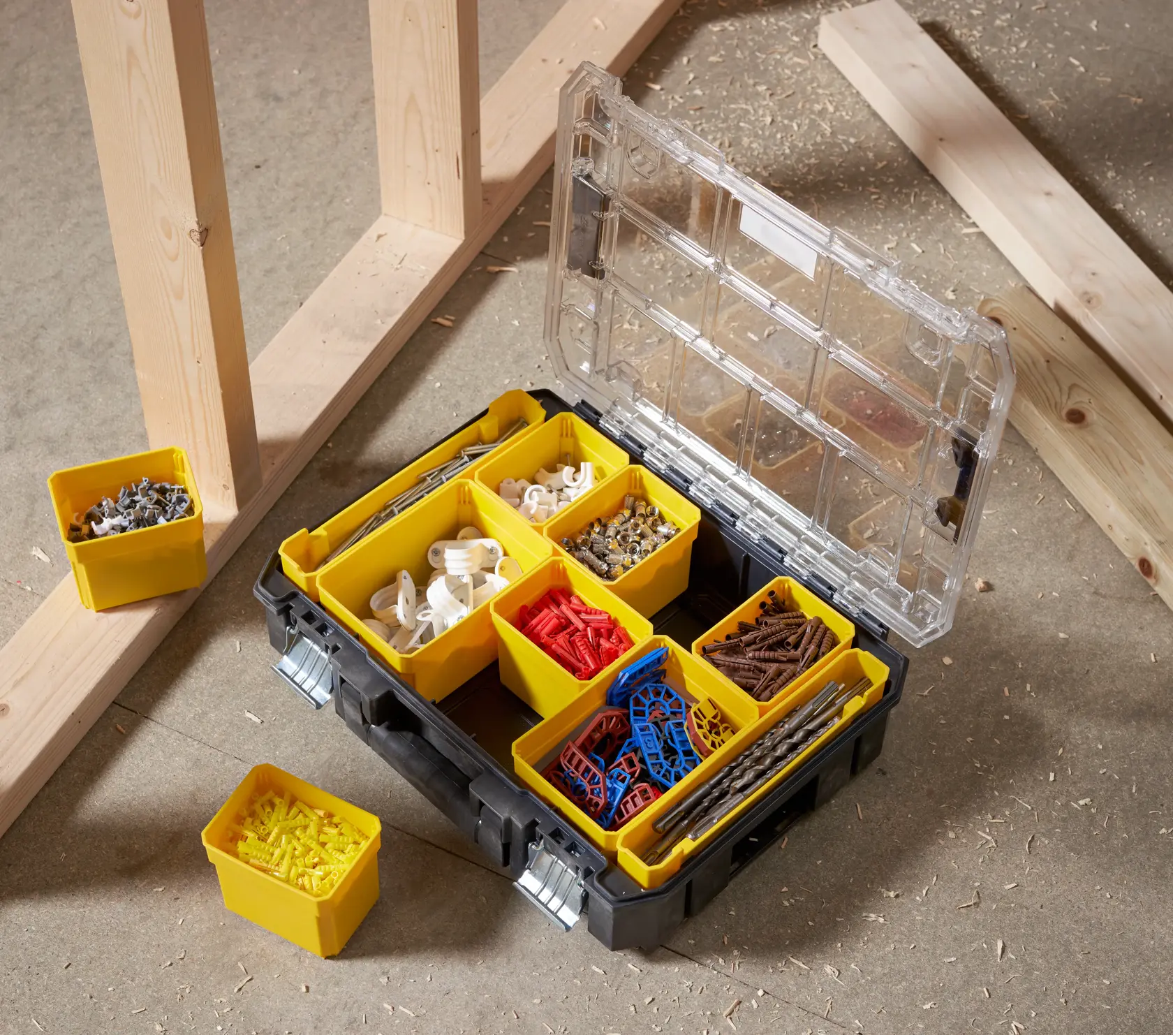 STANLEY FMST82967-1 caja organizadora con compartimentos amarillos para hardware variado, vista superior.