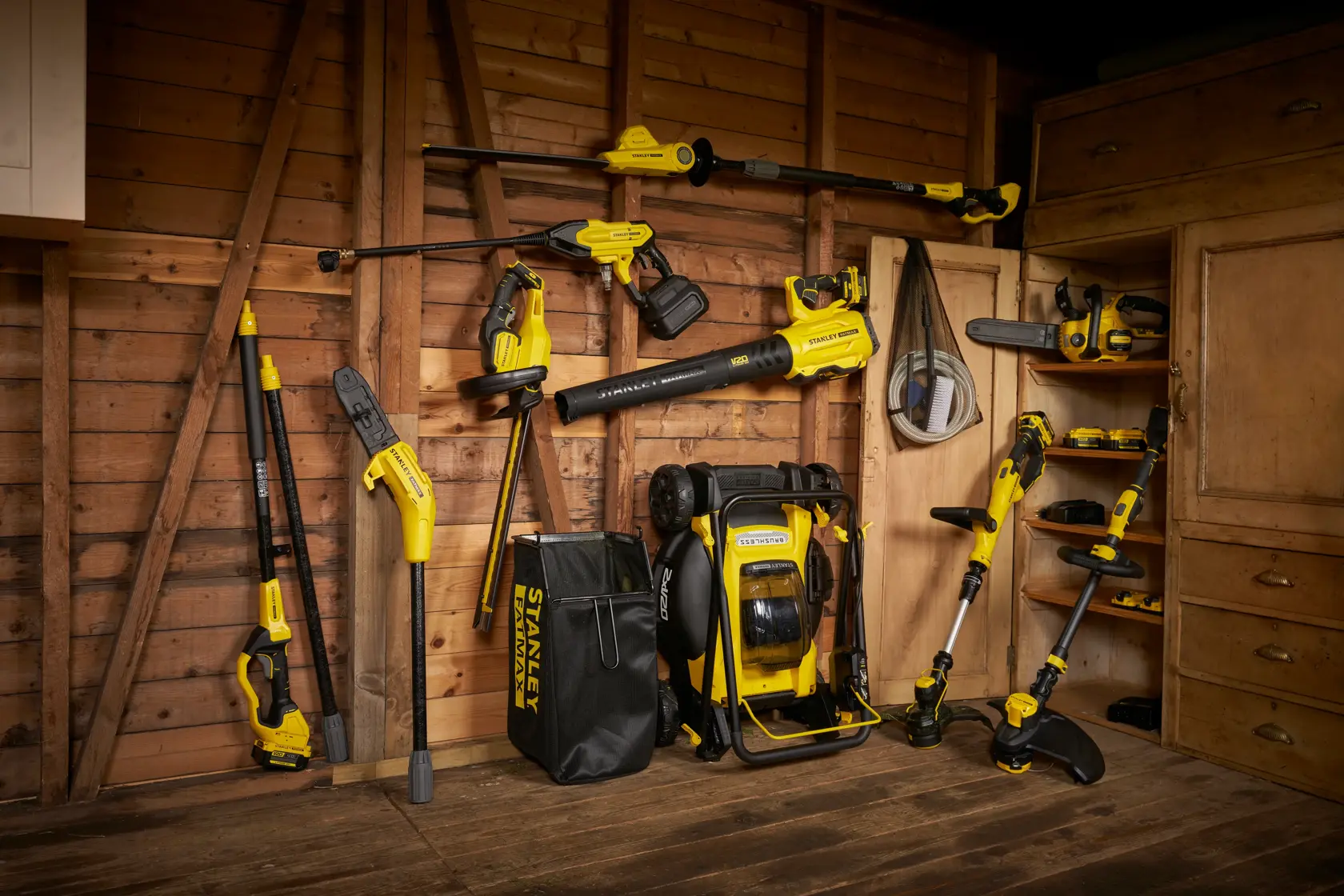 STANLEY SFMCBL7M1 kit de herramientas eléctricas de jardín en cobertizo, soplador, recortadora y accesorios.