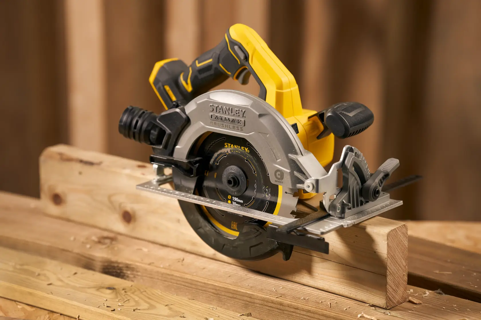 STANLEY SFMCS550M2K sierra circular inalámbrica con motor brushless cortando madera, vista lateral.