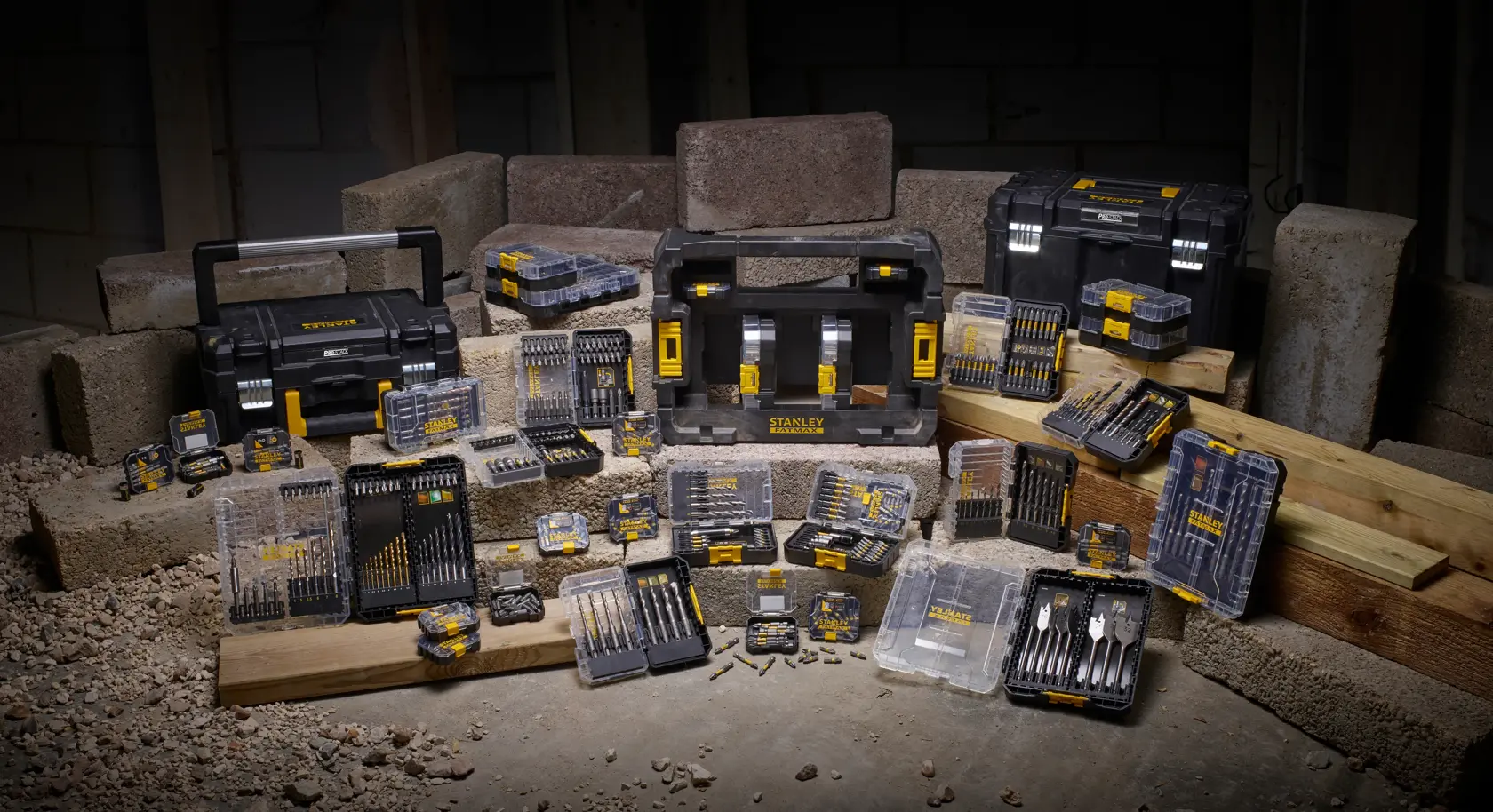 STANLEY STA88558 kit de herramientas con brocas, estuches y cajas en sitio de construcción.
