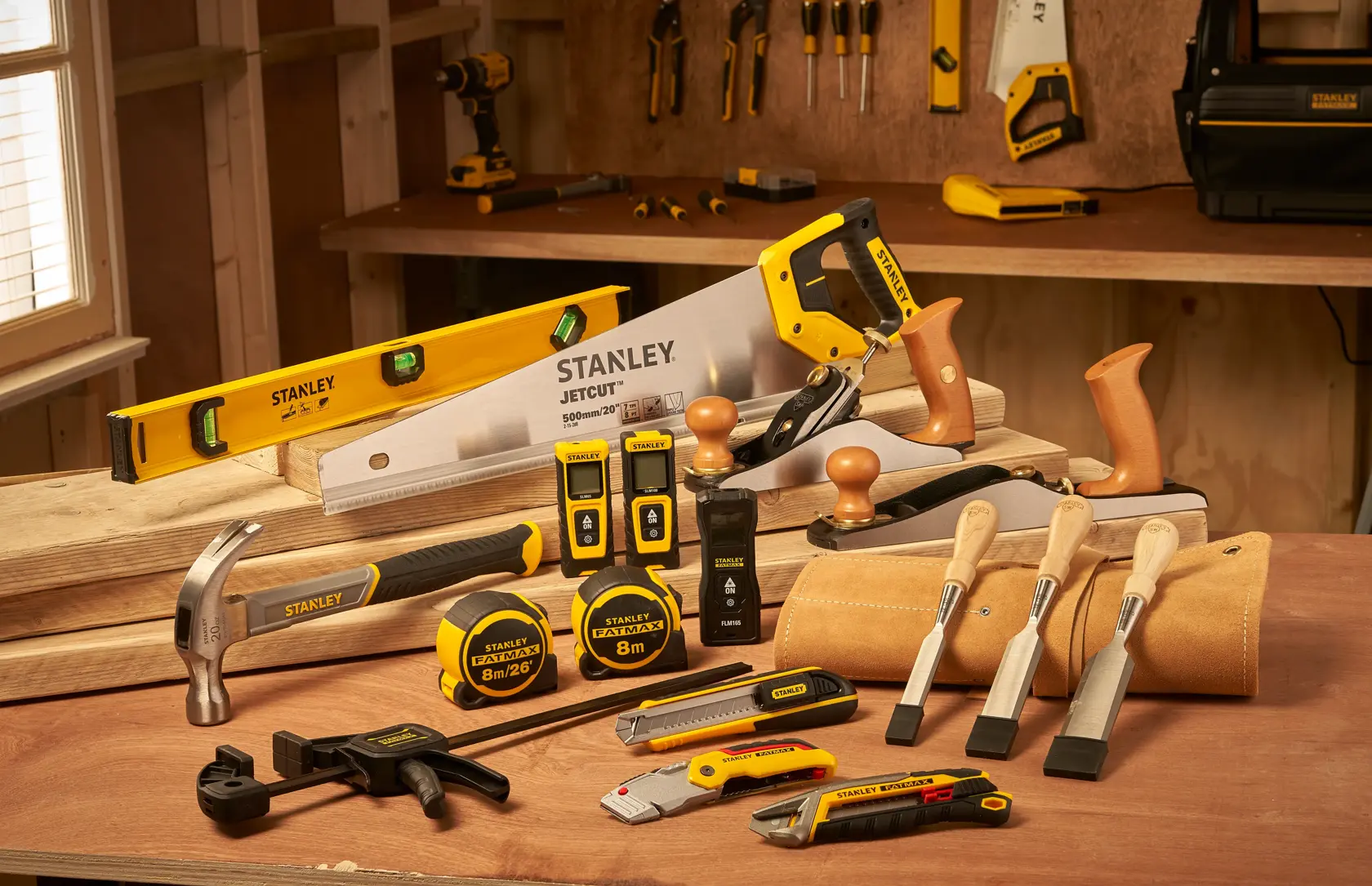 STANLEY STHT77666-0 surtido de herramientas manuales en taller, con sierra, martillo, cinceles, cintas, niveles.
