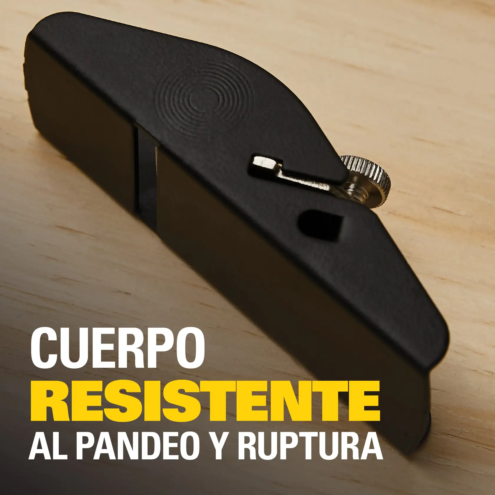 Imagen de un cepillo de bloque STANLEY 12-101 sobre una superficie de madera. La herramienta es negra con un tornillo de ajuste metálico visible. El texto sobrepuesto en español dice: 'CUERPO RESISTENTE AL PANDEO Y RUPTURA'.