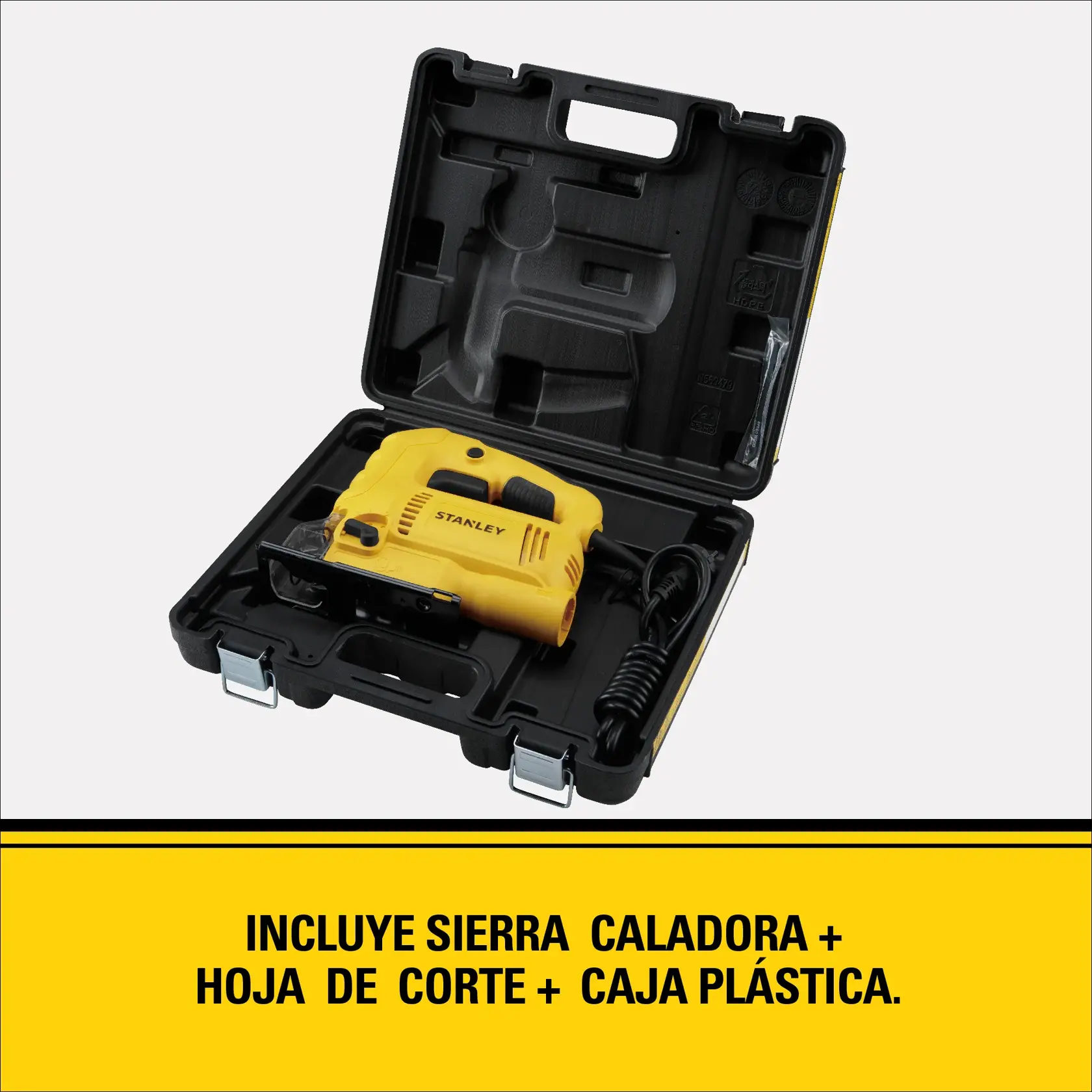 Se muestra un set de sierra caladora STANLEY en un estuche de plástico negro abierto. El set incluye la sierra caladora amarilla, una hoja de corte y el estuche. El texto indica que el paquete contiene la sierra caladora, hoja de corte y caja plástica.