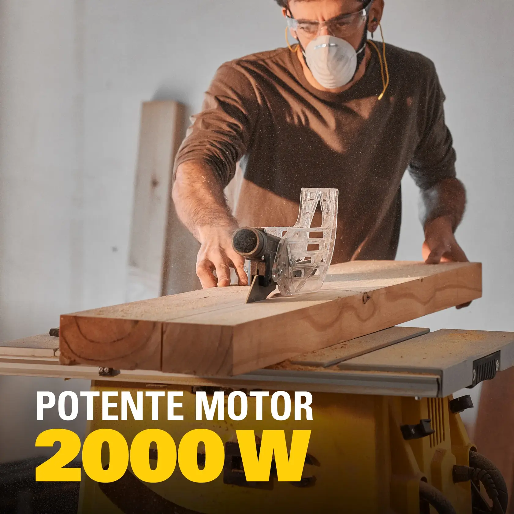 Una persona está utilizando una sierra circular para cortar un trozo de madera en una mesa de corte. El texto en la imagen dice 'Potente motor 2000 W'.