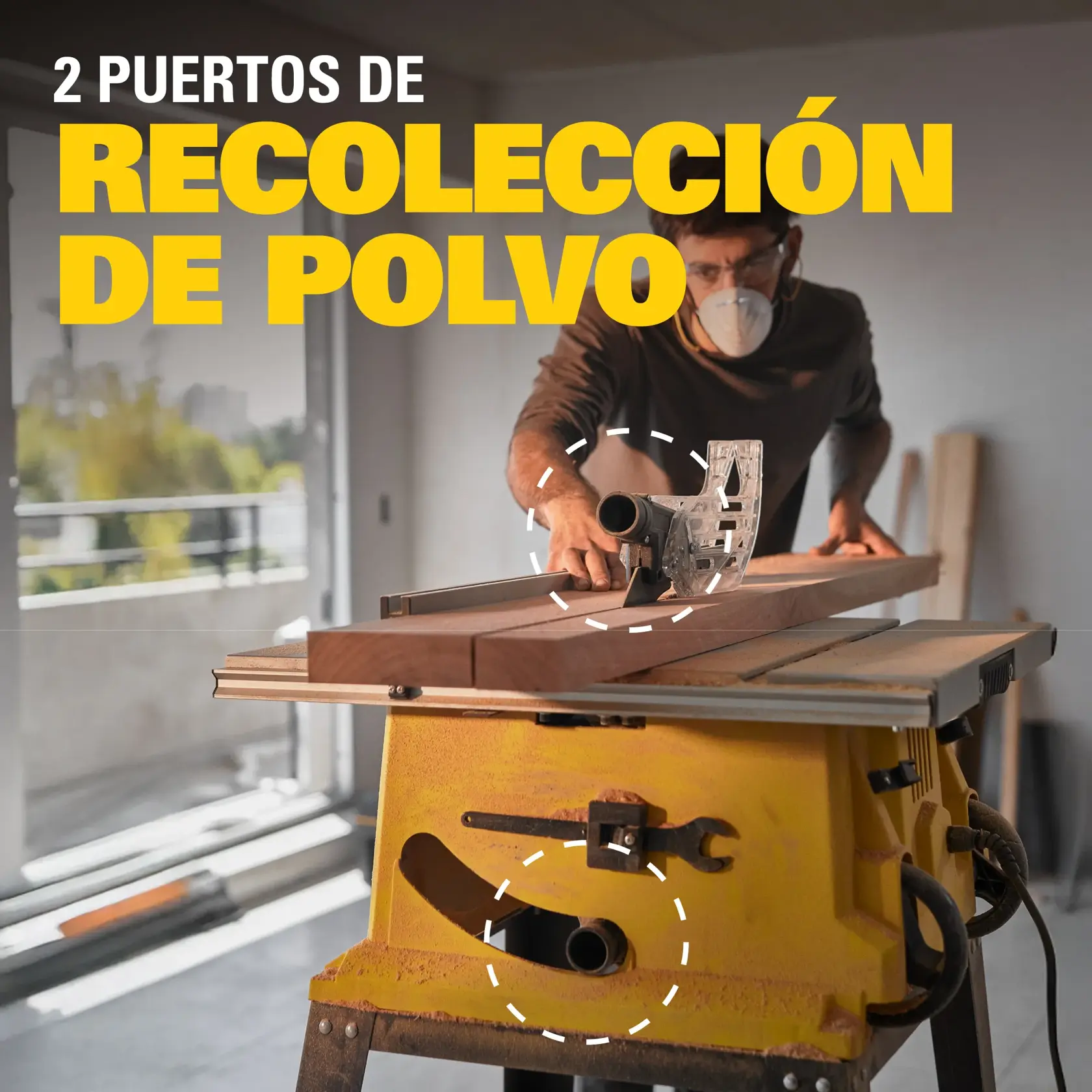 Una persona en un taller está usando una sierra de mesa amarilla STANLEY para cortar madera. La imagen resalta dos puertos de recolección de polvo en la sierra, y el texto en español dice '2 PUERTOS DE RECOLECCIÓN DE POLVO'. El rostro de la persona está desenfocado por privacidad.