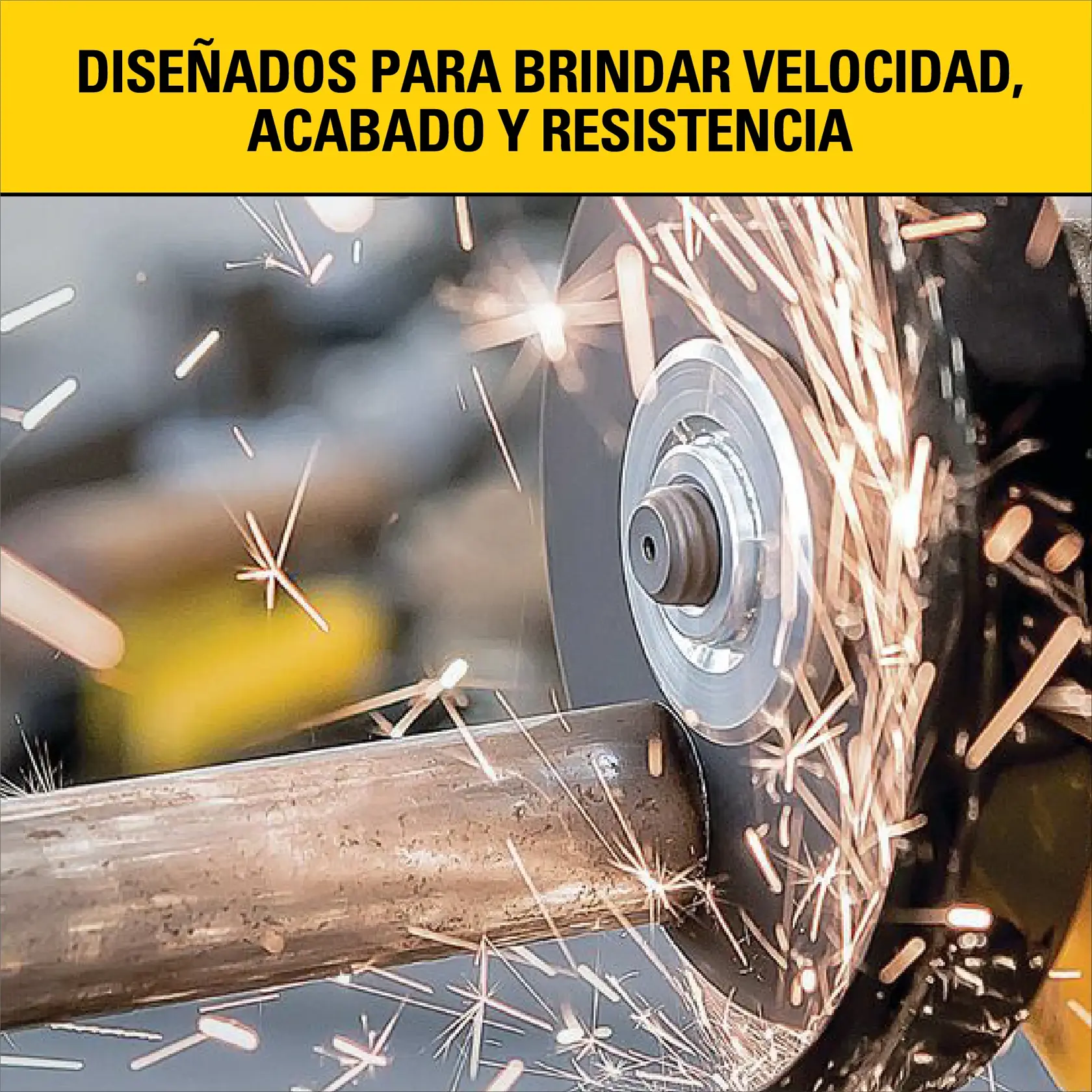 Primer plano de una herramienta de corte usada sobre una tubería de metal, generando chispas. La imagen incluye una banda amarilla con texto que dice: 'Diseñados para brindar velocidad, acabado y resistencia.'