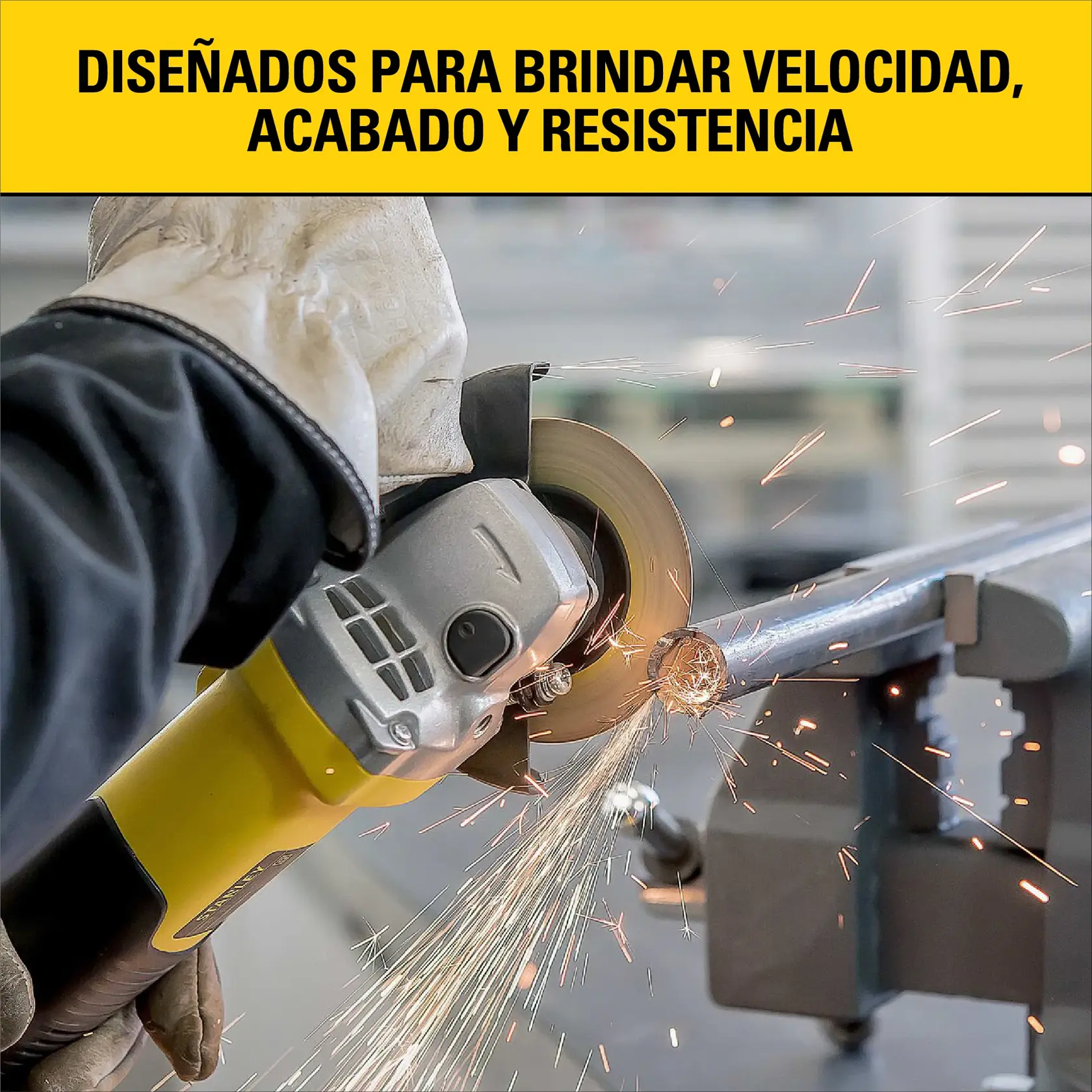 Primer plano de una persona usando una amoladora angular STANLEY para cortar una tubería de metal, produciendo chispas brillantes. La persona lleva guantes protectores. El banner superior dice: 'Diseñados para brindar velocidad, acabado y resistencia.'