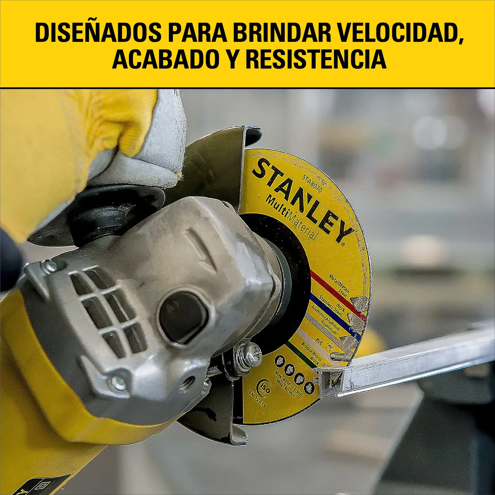 Primer plano de una herramienta de corte STANLEY amarilla en uso, con la etiqueta 'MultiMaterial' visible en el disco. La herramienta es sostenida por una mano enguantada y está cortando metal. En la parte superior de la imagen hay una banda amarilla con el texto: 'DISEÑADOS PARA BRINDAR VELOCIDAD, ACABADO Y RESISTENCIA.'