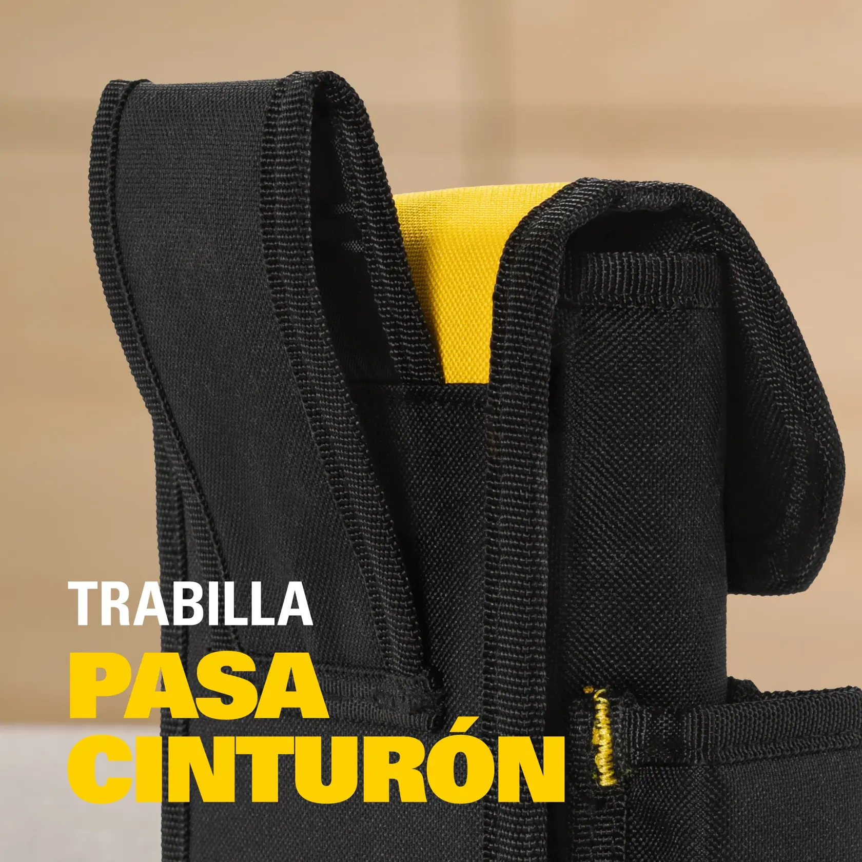 Foto de trabilla pasa cinturón del porta herramientas STANLEY STST509104LA, detalle de tela negra y amarilla.