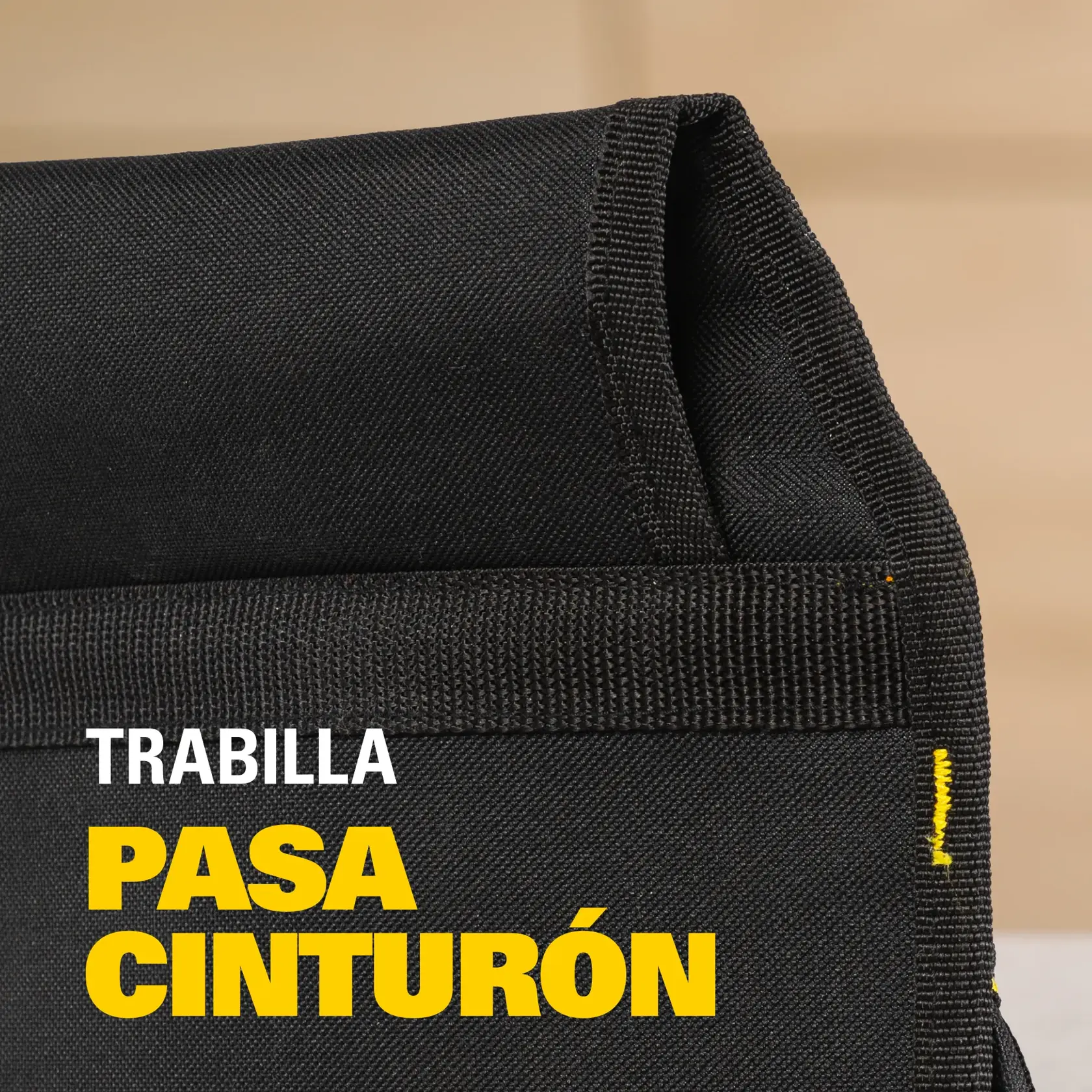 STANLEY STST511324LA primer plano de la trabilla negra para cinturón en bolsa de herramientas, costura amarilla.