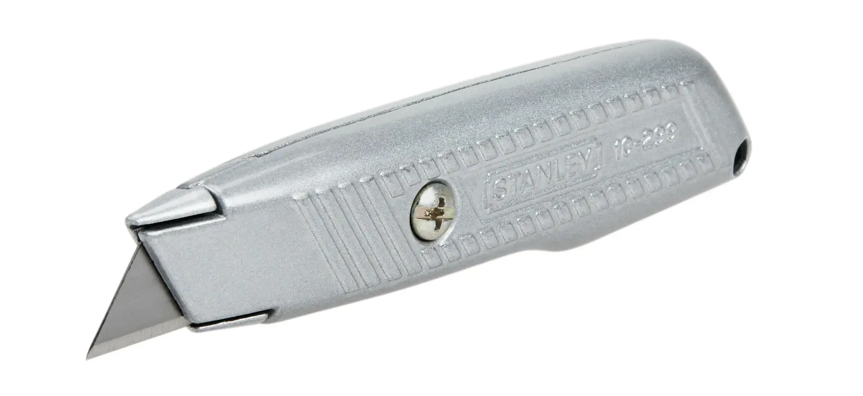 Cúter Stanley, cuerpo de metal plateado, ángulo lateral sobre fondo blanco, hoja recta expuesta