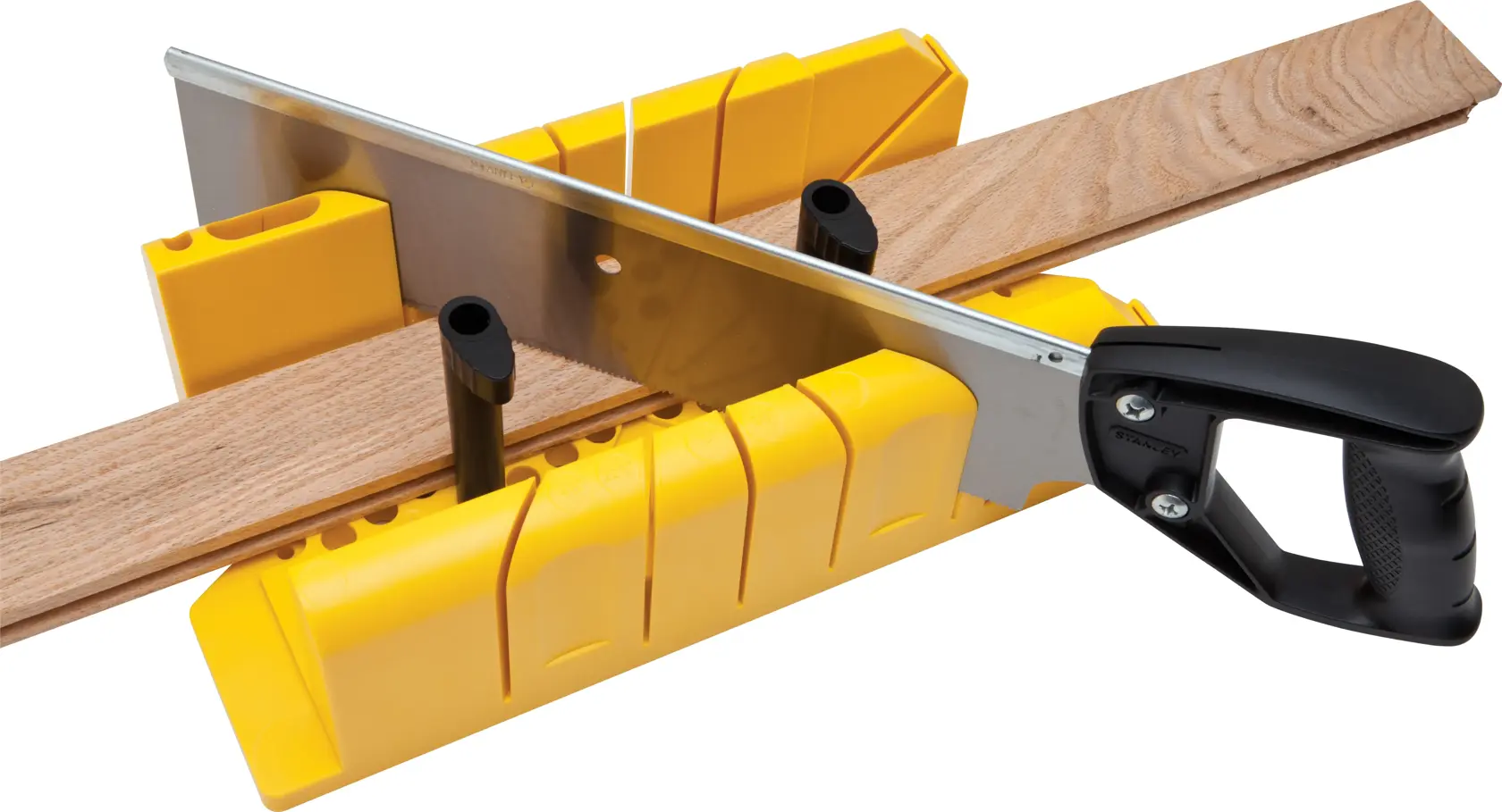 STANLEY 20-600 sierra manual y caja de ingletes amarilla cortando listón de madera, vista en ángulo, herramienta de carpintería.