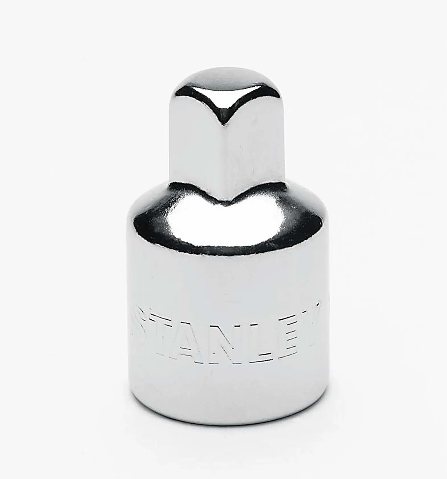 Fotografía de adaptador de vaso cromado STANLEY 4-86-414, nombre de la marca grabado en el lateral, fondo blanco.