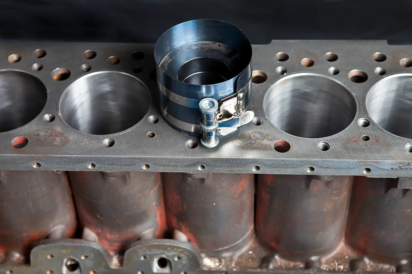 Foto del compresor de anillos de pistón STANLEY 78-054 en bloque de motor, vista superior, categoría: Fotografía.