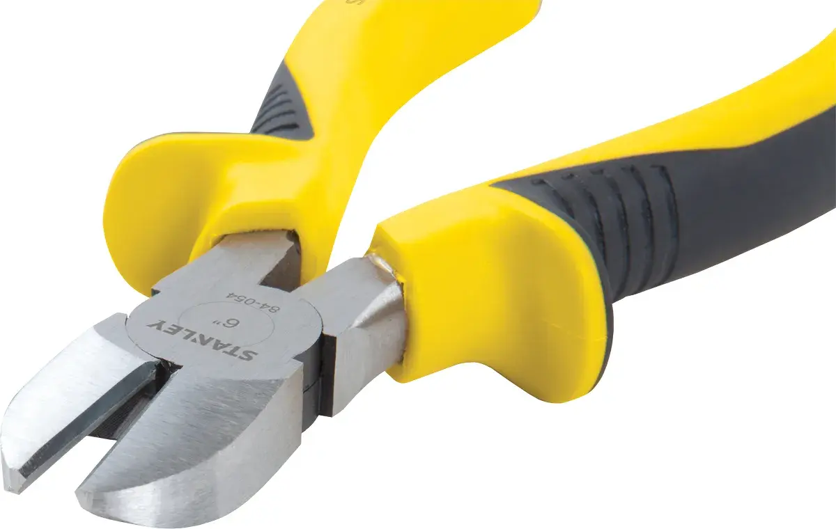 Pinza de corte diagonal STANLEY 84-054LA con mango amarillo y negro, ángulo frontal, fondo blanco.