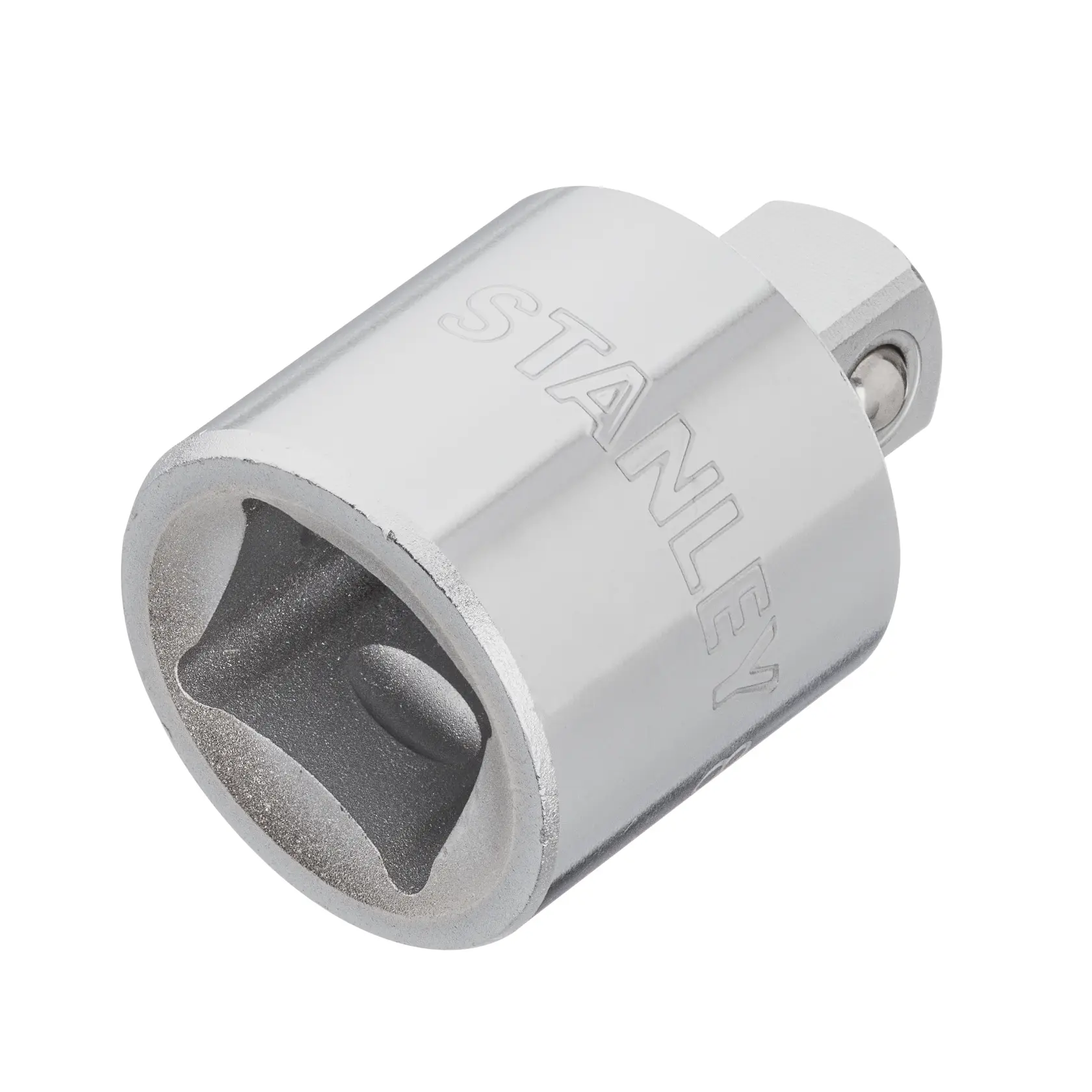 Adaptador de dado cromado STANLEY 88-908, vista en primer plano, con el nombre de la marca grabado en la superficie plateada.