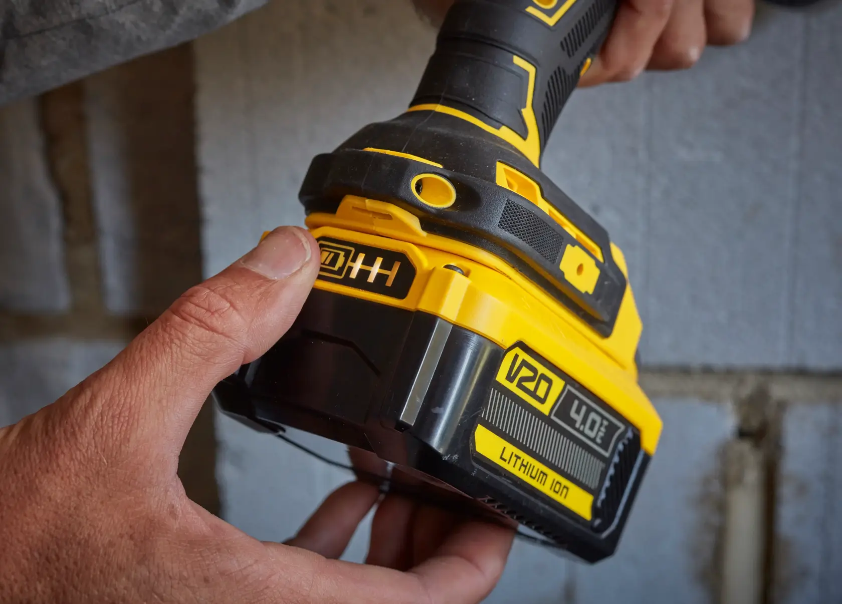 DeWalt SKU SB204-KR herramienta inalámbrica en primer plano con batería V20 4.0Ah de litio-ion en uso.