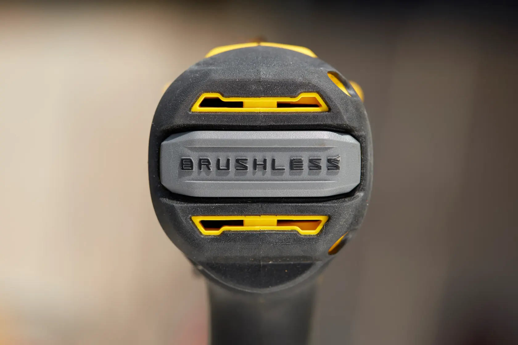Primer plano del mango del taladro STANLEY SBD710C2K-BR mostrando la etiqueta 'Brushless' y detalles amarillos.