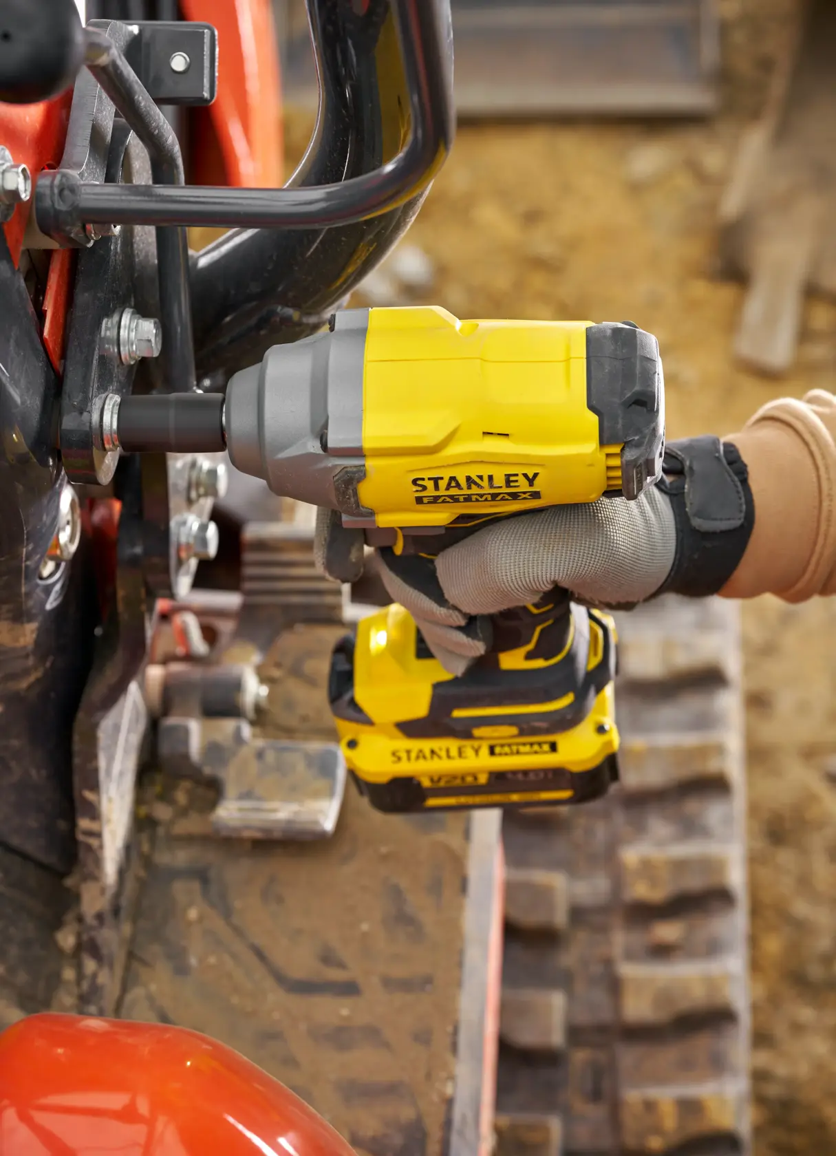 Llave de impacto Stanley SBW920M2K usada para apretar tornillos en maquinaria, vista en primer plano, exterior.