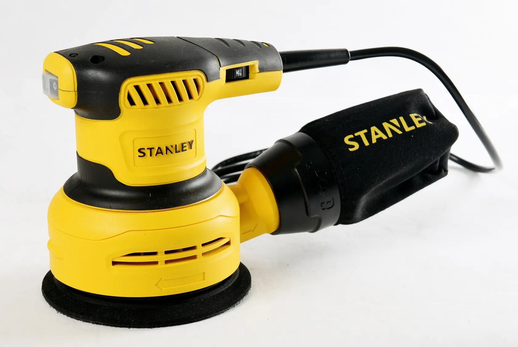 Stanley SS30-B2C lijadora orbital amarilla y negra, vista lateral, con bolsa para polvo, sobre fondo blanco.