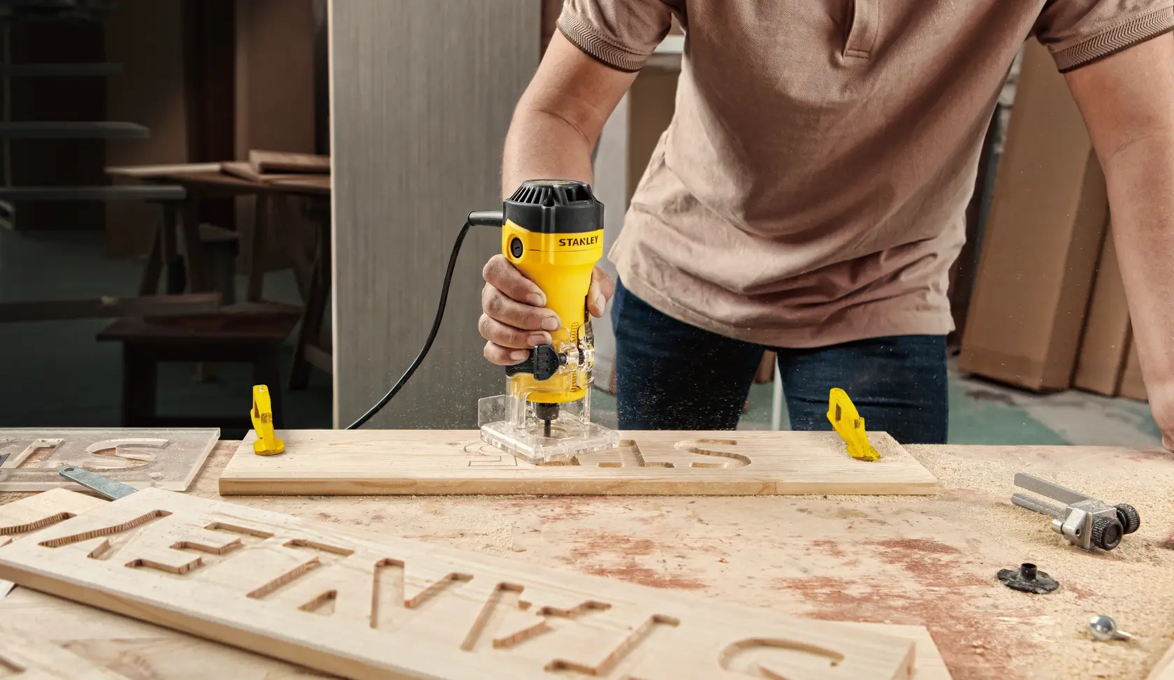 Fresadora STANLEY ST55-B2 usada para grabar letras en madera en un taller.