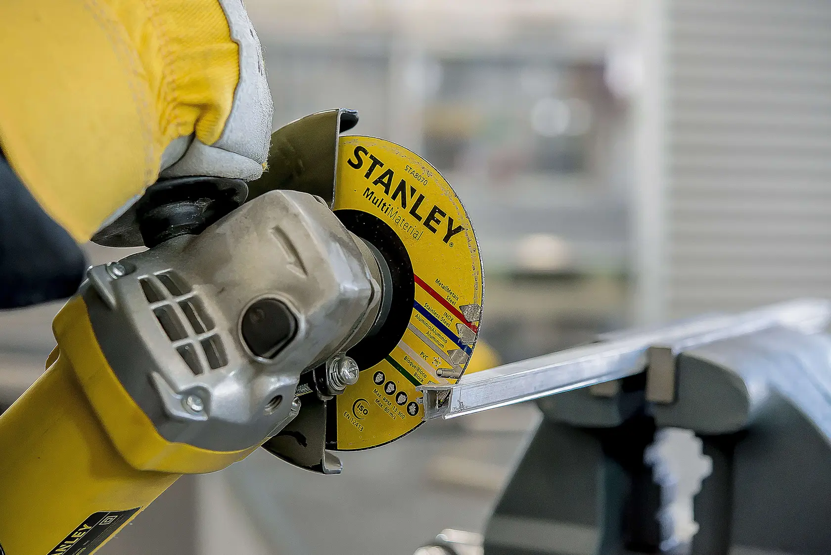 Fotografía del disco de corte multi-material Stanley STA8070 en uso sobre una herramienta eléctrica, vista cercana.