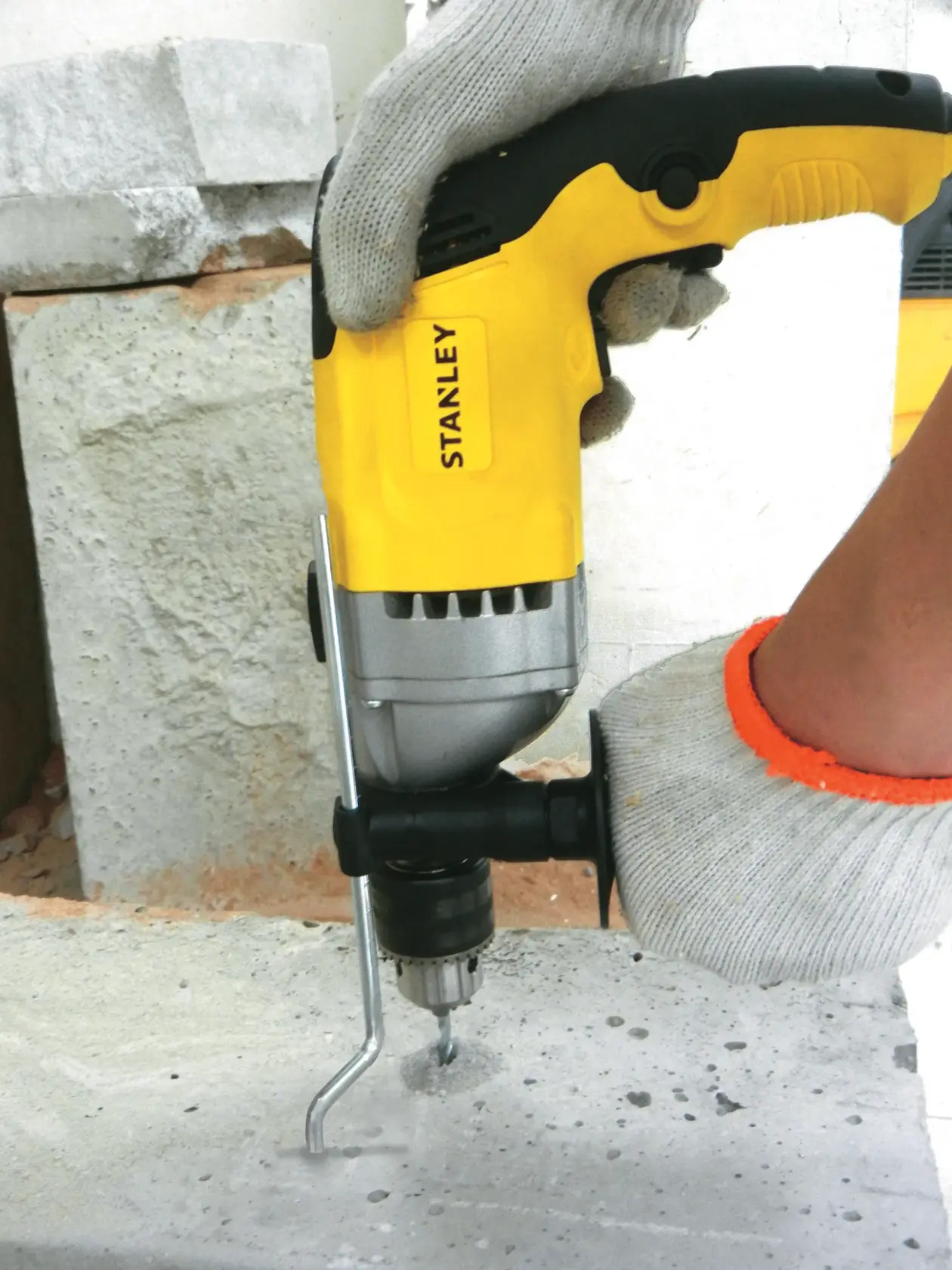 STANLEY STDH8013 fotografía de taladro con cable amarillo en uso perforando madera.