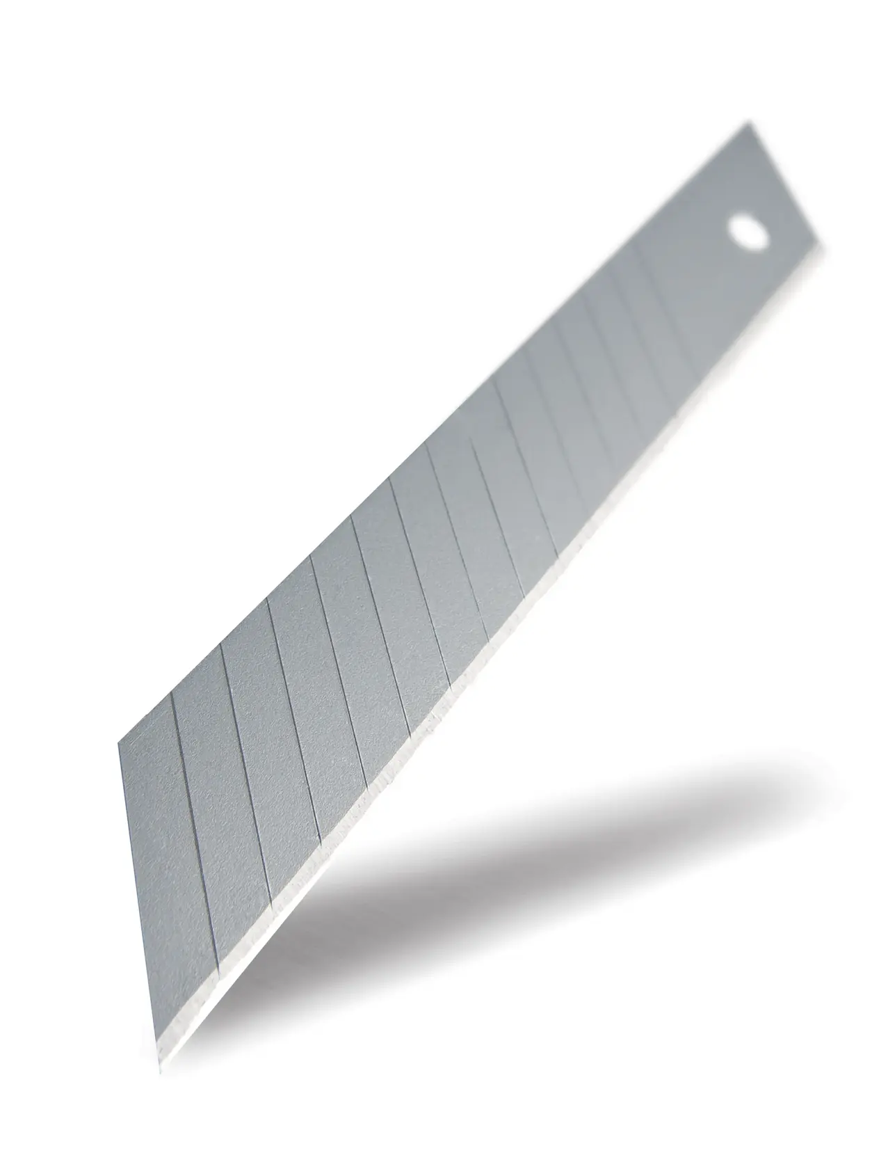 Cuchilla segmentada plateada STANLEY STHT11147 para cuchillo, vista en ángulo sobre fondo blanco.