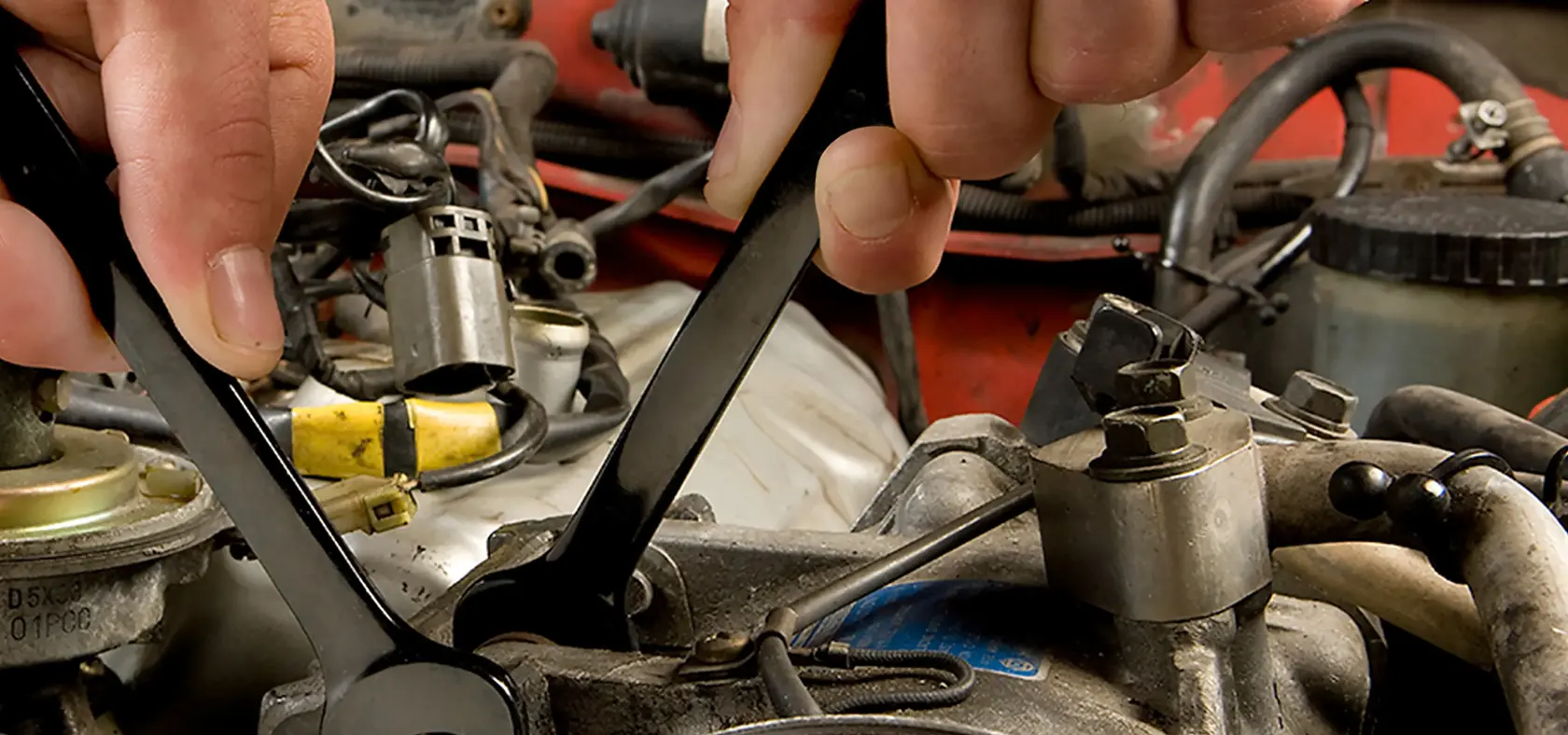 STANLEY STMT71662-LA juego de llaves mostrado en uso sobre motor, fotografía en primer plano.