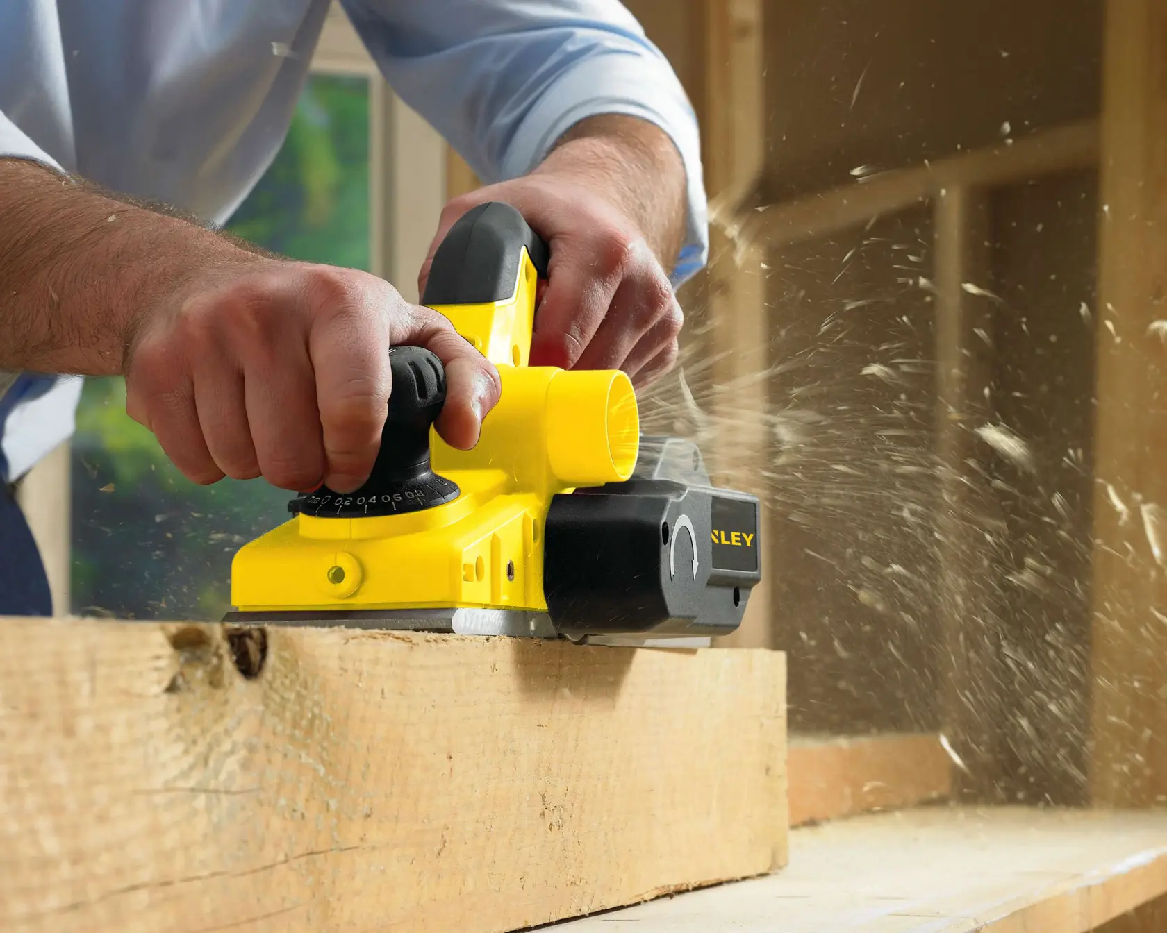 Stanley STPP7502-B2 cepillo eléctrico usado en madera, fotografía en primer plano, herramienta amarilla y negra.