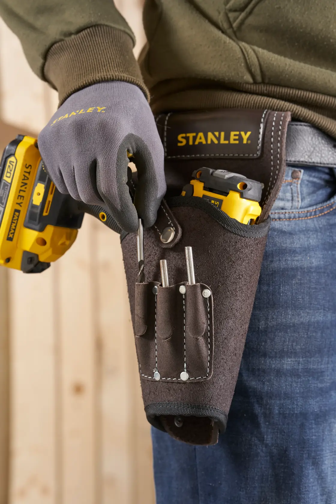 Foto de la funda portaherramientas de cuero STANLEY STST1-80118 con herramientas, colocada en un cinturón a la cintura.