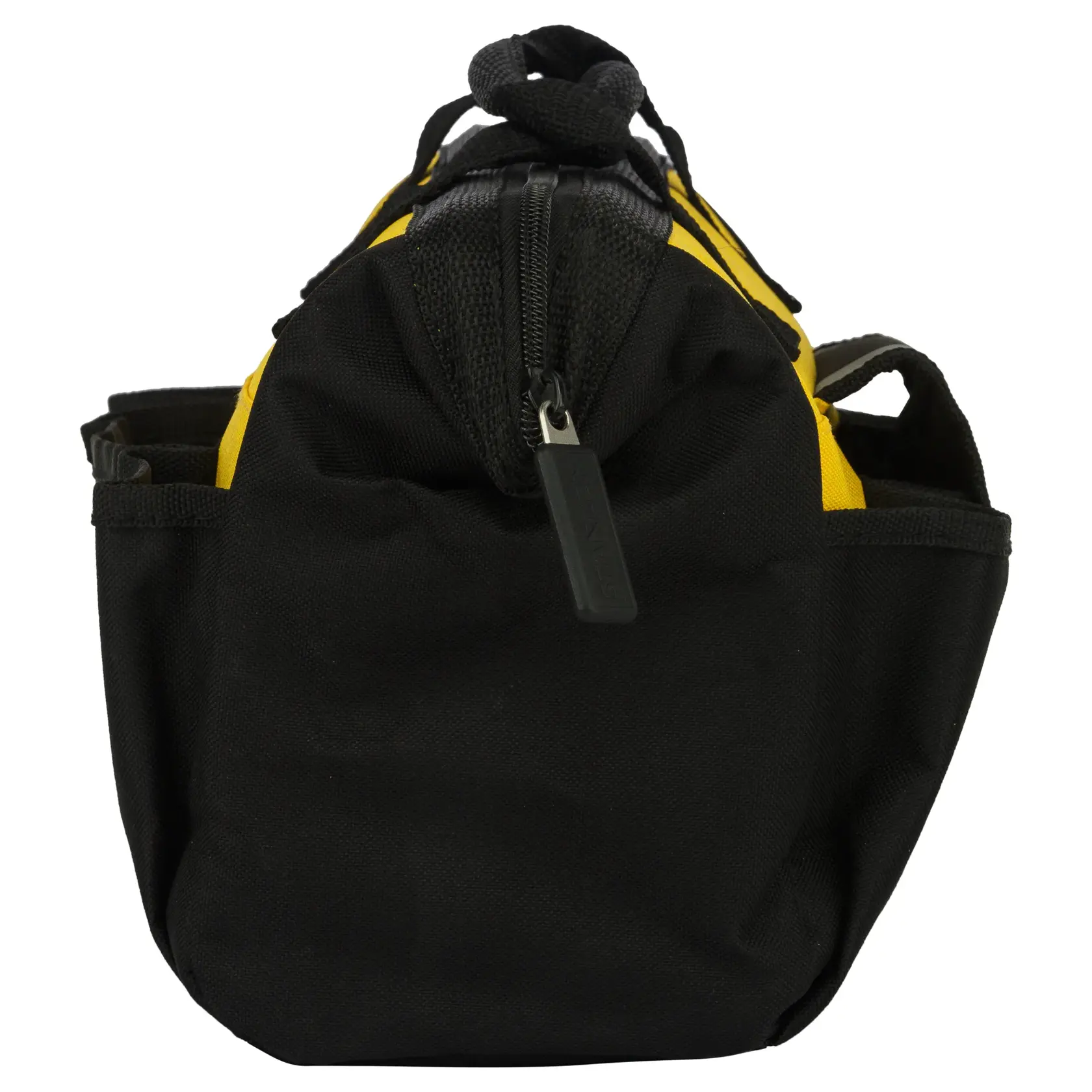 Bolsa de herramientas Stanley negra y amarilla con cremallera y bolsillos laterales visible de frente.