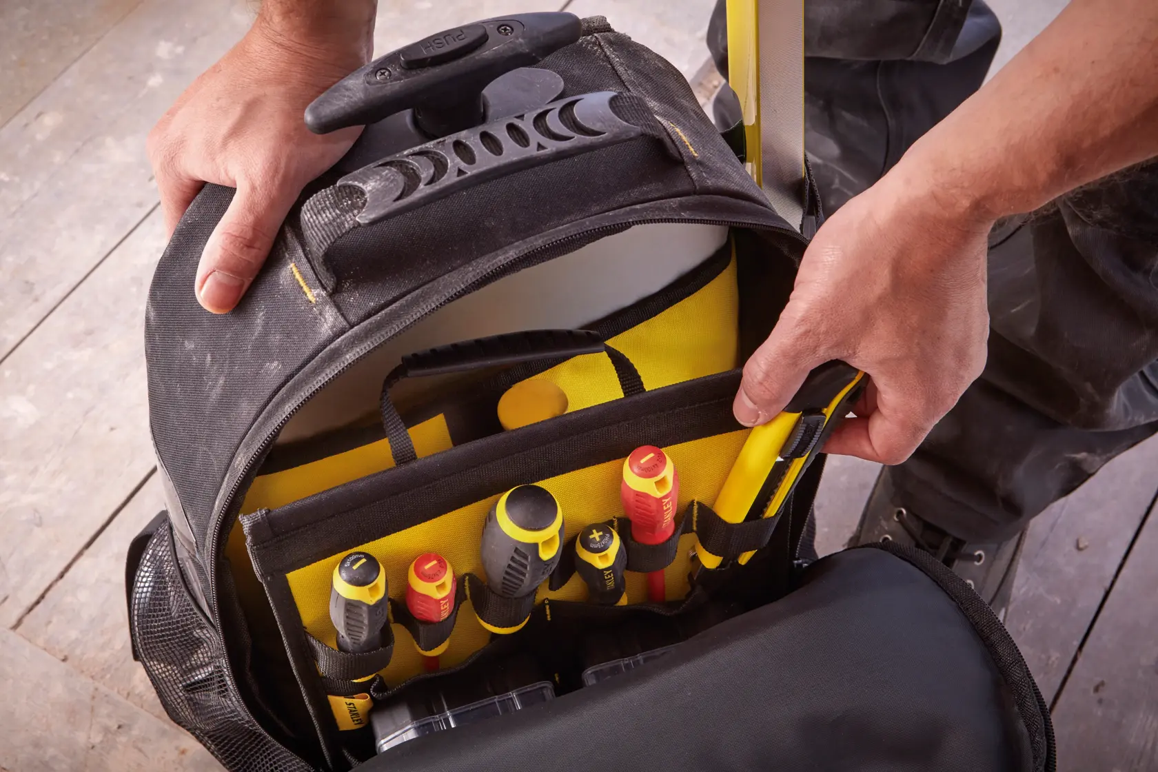 Bolsa de herramientas STANLEY STST83307-1 con varios compartimentos y herramientas manuales, vista superior.
