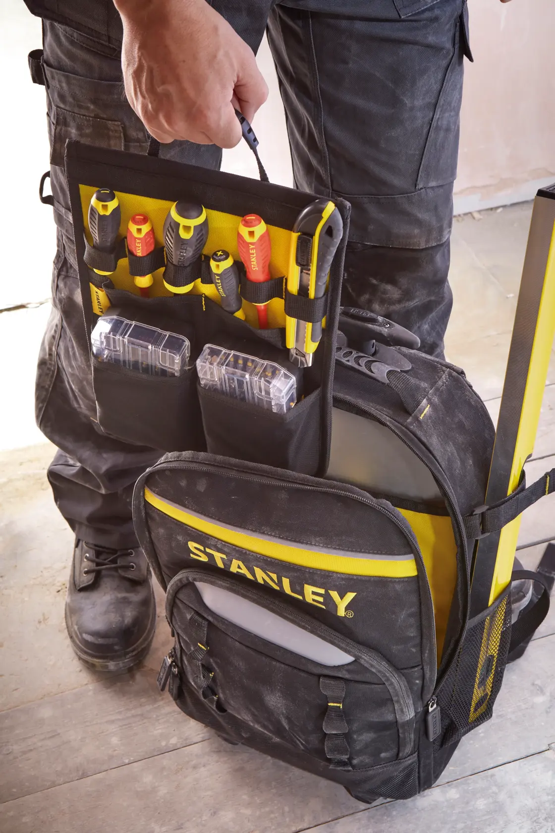 Mochila para herramientas STANLEY STST83307-1 negra y amarilla abierta, herramientas y cajas organizadas, vista frontal.