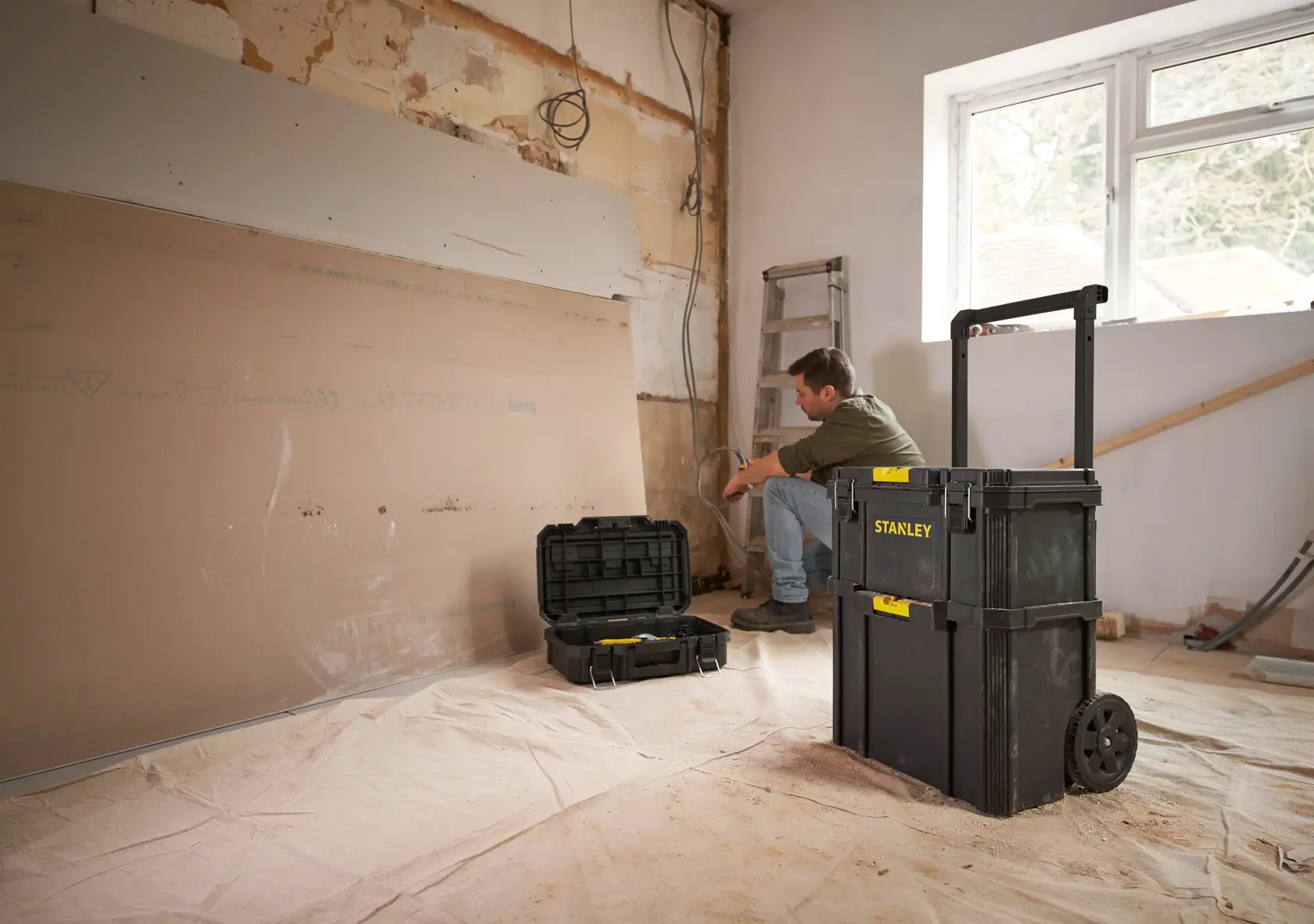 Stanley STST83319-1 caja de herramientas rodante en obra con caja abierta, fotografía del producto en uso.