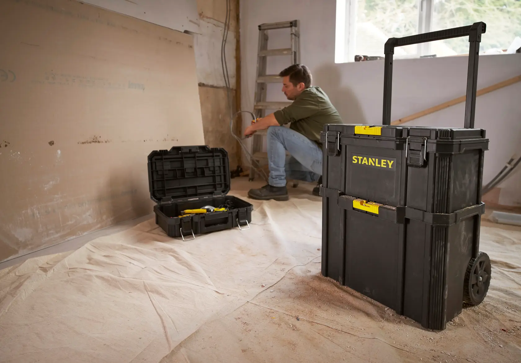 STANLEY STST83319-1 cofre para herramientas con ruedas en taller, caja de herramientas abierta al fondo.