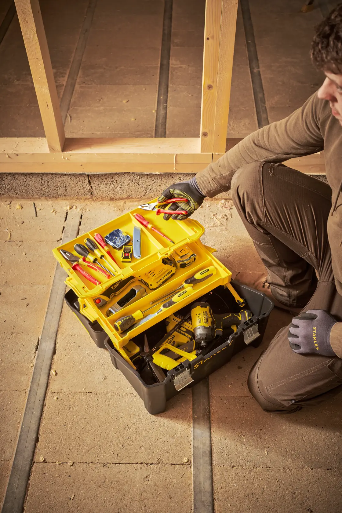 STANLEY STST83397-1 caja de herramientas con bandejas amarillas y herramientas variadas, foto del producto en obra.