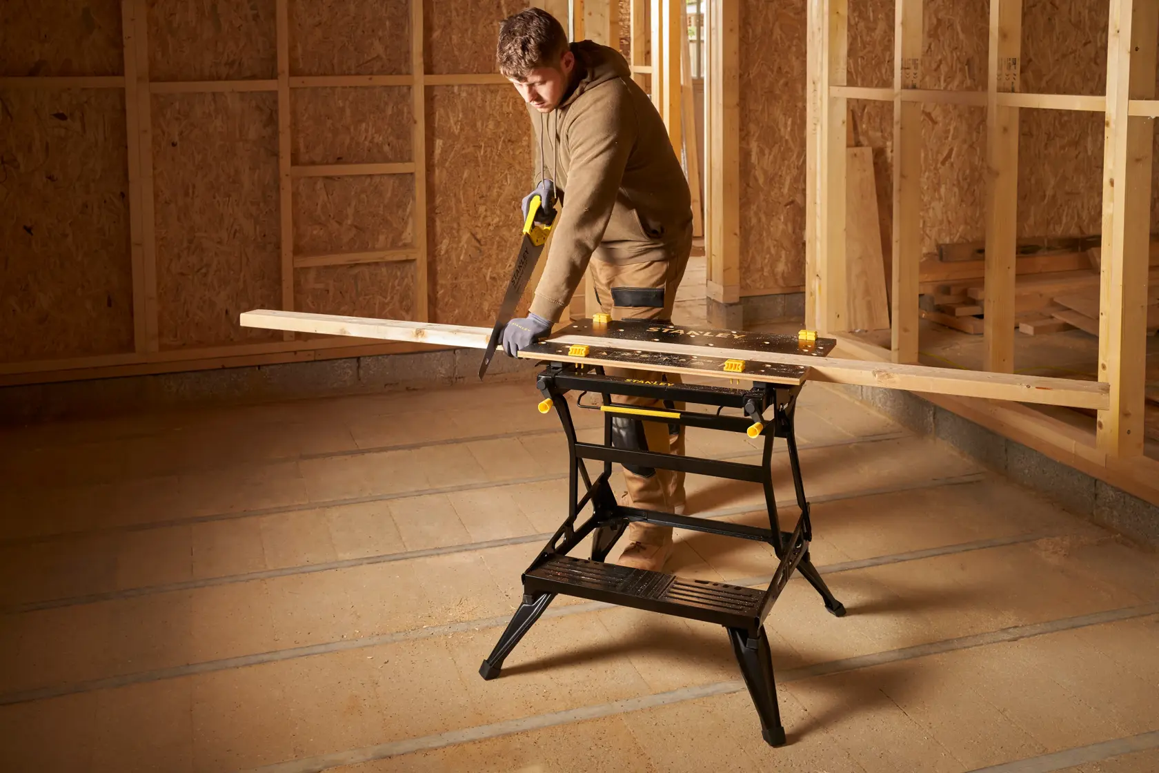 STANLEY STST83800-1 caballete usado para cortar madera, mostrado en un sitio de construcción.