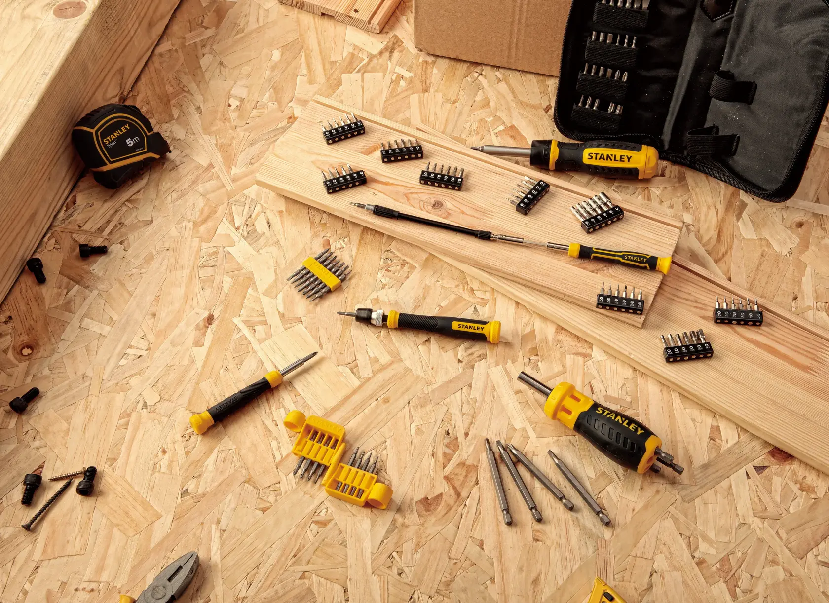 STANLEY FMHT60089-LA juego de destornilladores con varias puntas sobre superficie de madera, herramientas visibles.
